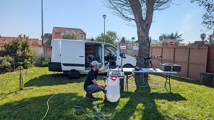 Installation du drone pour un nettoyage de façade dans à Antibes