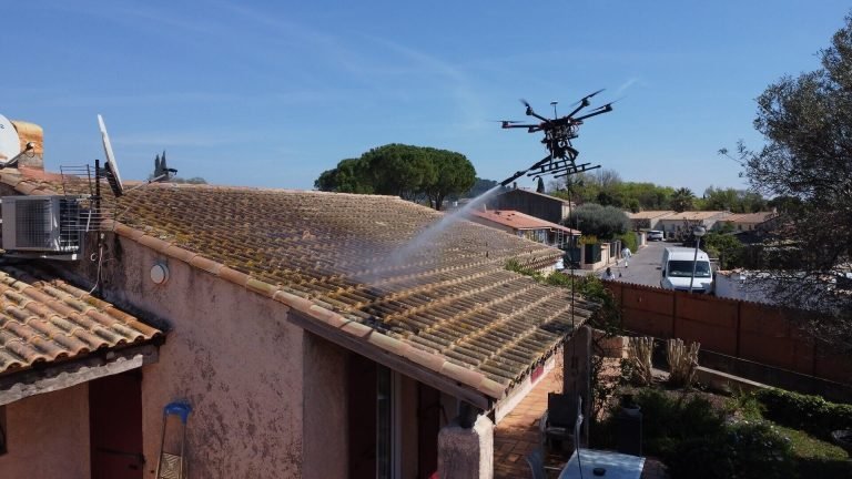 Toit nettoyé par drone