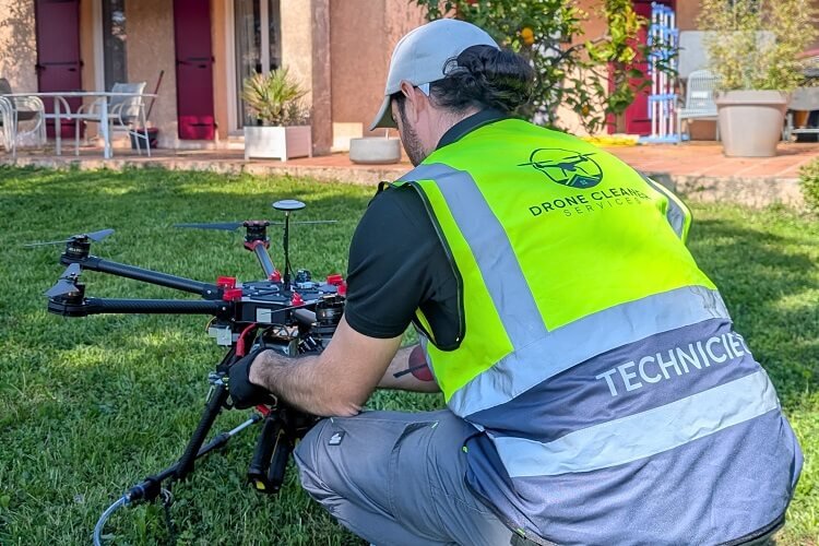 Préparation du drone pour un nettoyage de toiture dans une villa de la Côte d'Azur