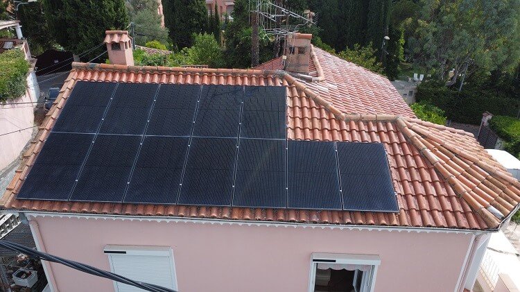 Nettoyage et démoussage du toit d'une maison à Cannes par Drone Cleaner